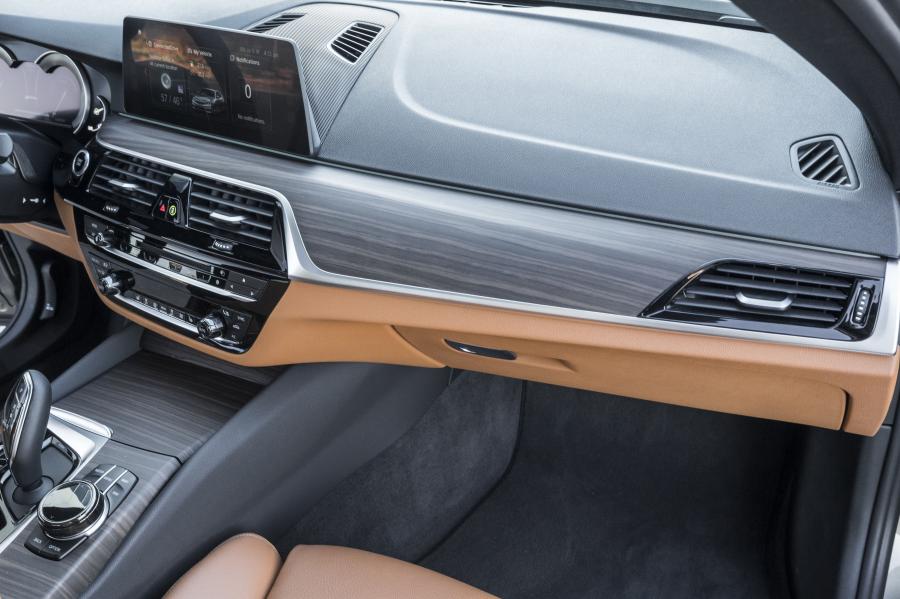 Торпедо BMW 530e iPerformance (G30) 2017 года  (NA) (фото 9 из 13)